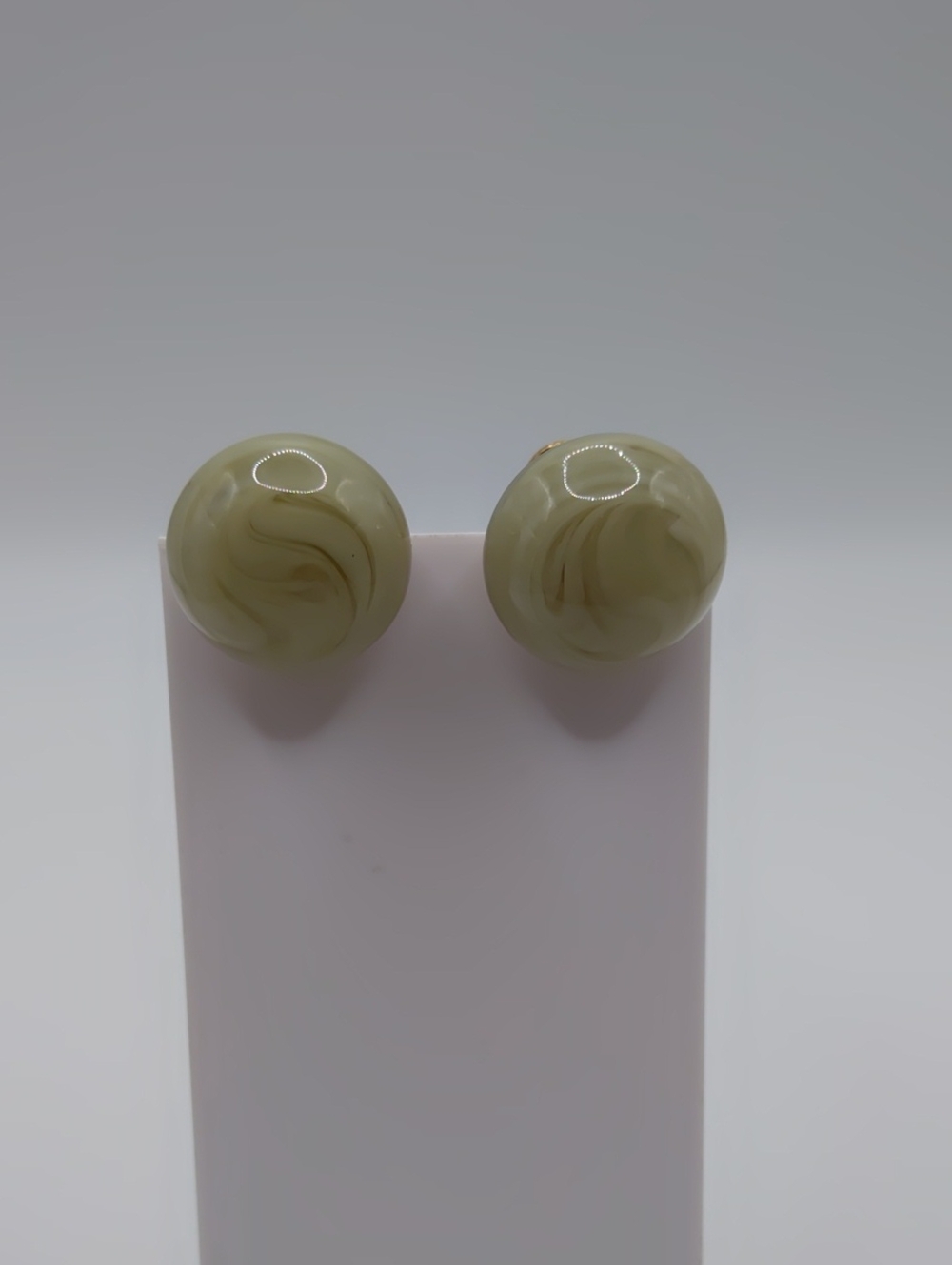 Castlecliff Green Swirl Glass Screwback Earrings Vintage - Picture 3 of 9